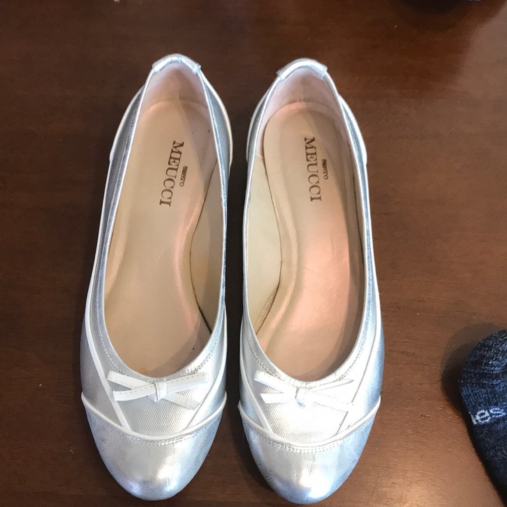 Women’s Meucci sliver loafs 9 1/2